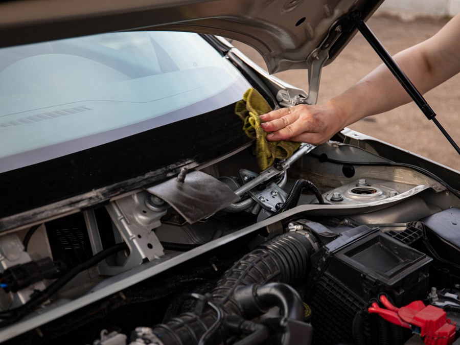 Windshield and cowl cleaning during auto glass service at AUTOSTREAM360